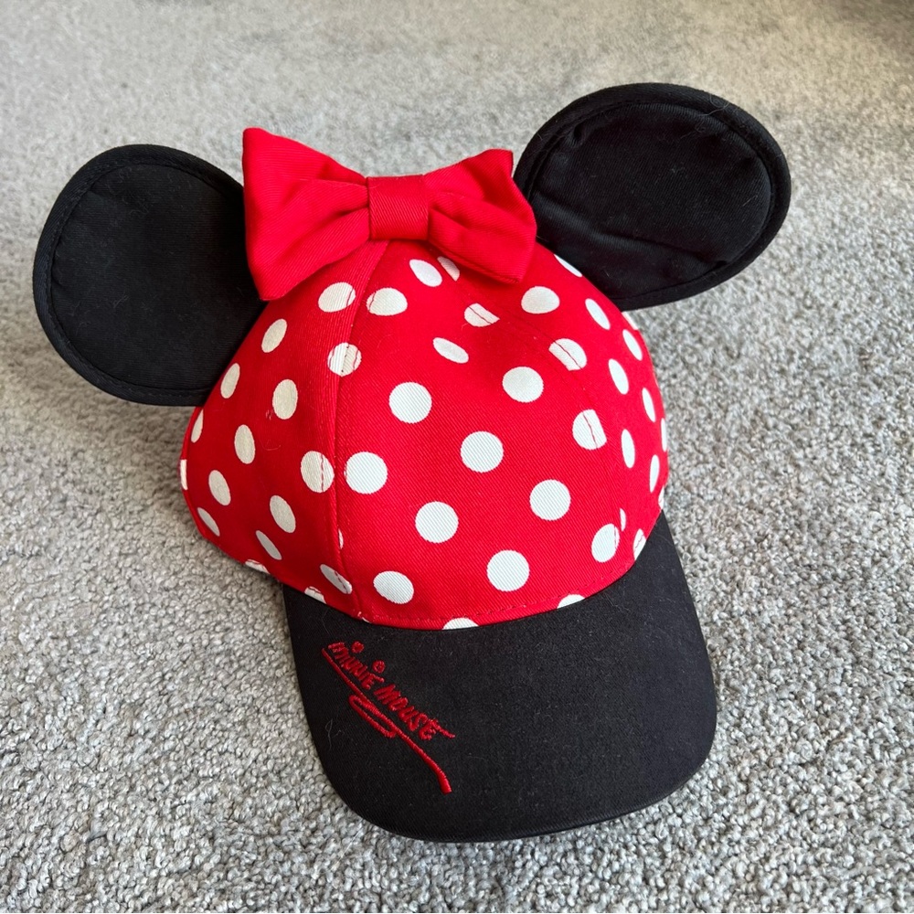 Disneyland Minnie Mouse eats baseball cap